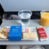 アメリカン航空国内線の機内でチーズの盛り合わせを購入