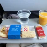 アメリカン航空国内線の機内でチーズの盛り合わせを購入