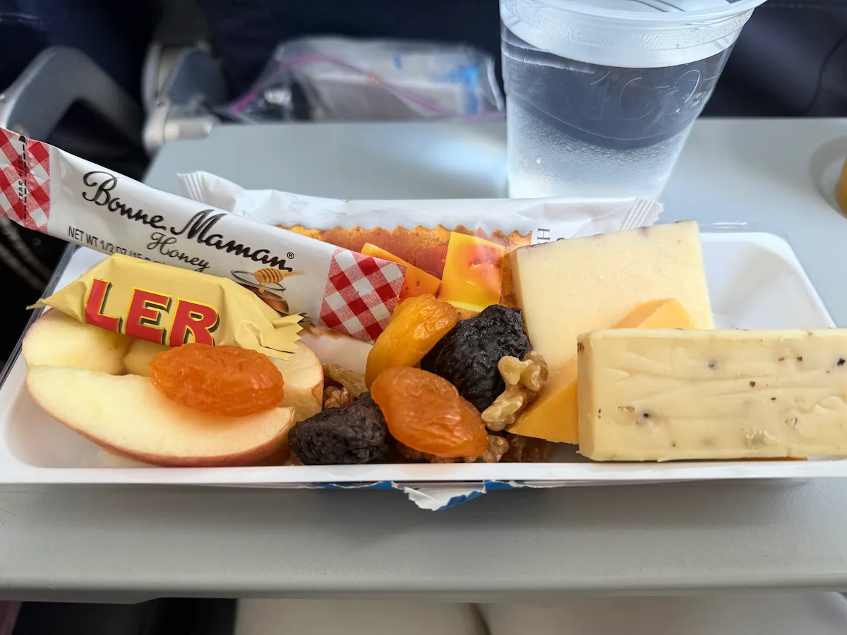 アメリカン航空国内線の機内でチーズの盛り合わせを購入(中身)