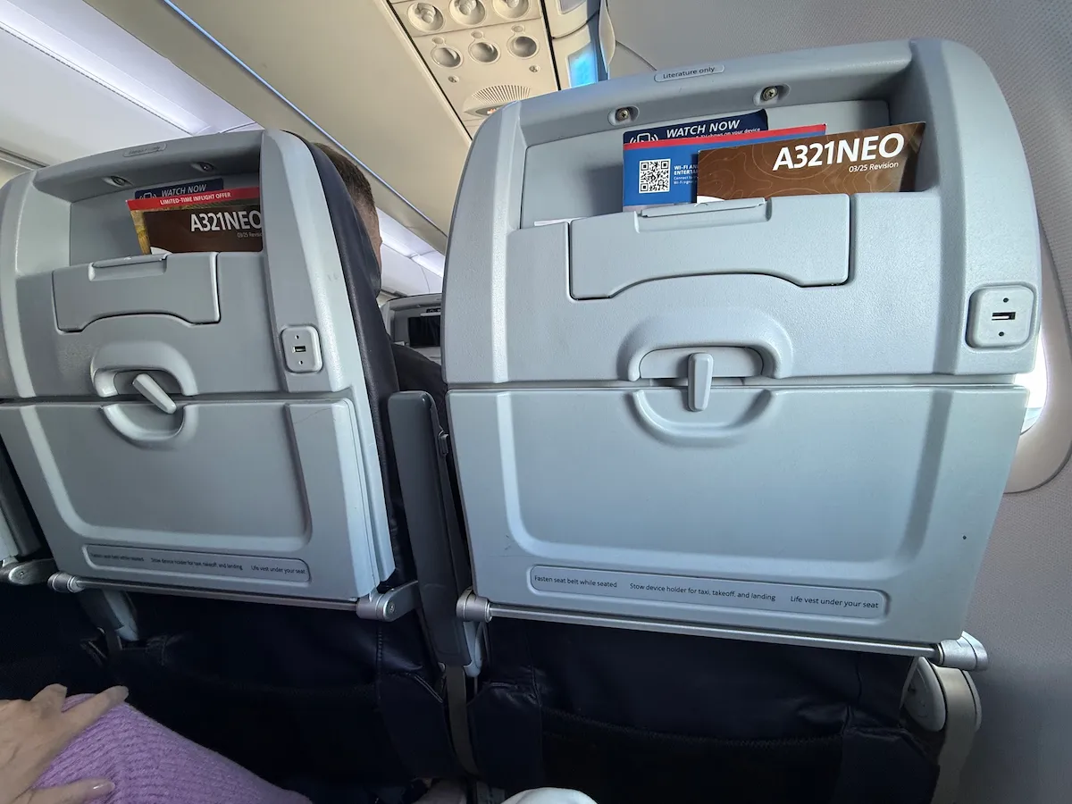 アメリカン航空国内線の飛行機内。モニターなし