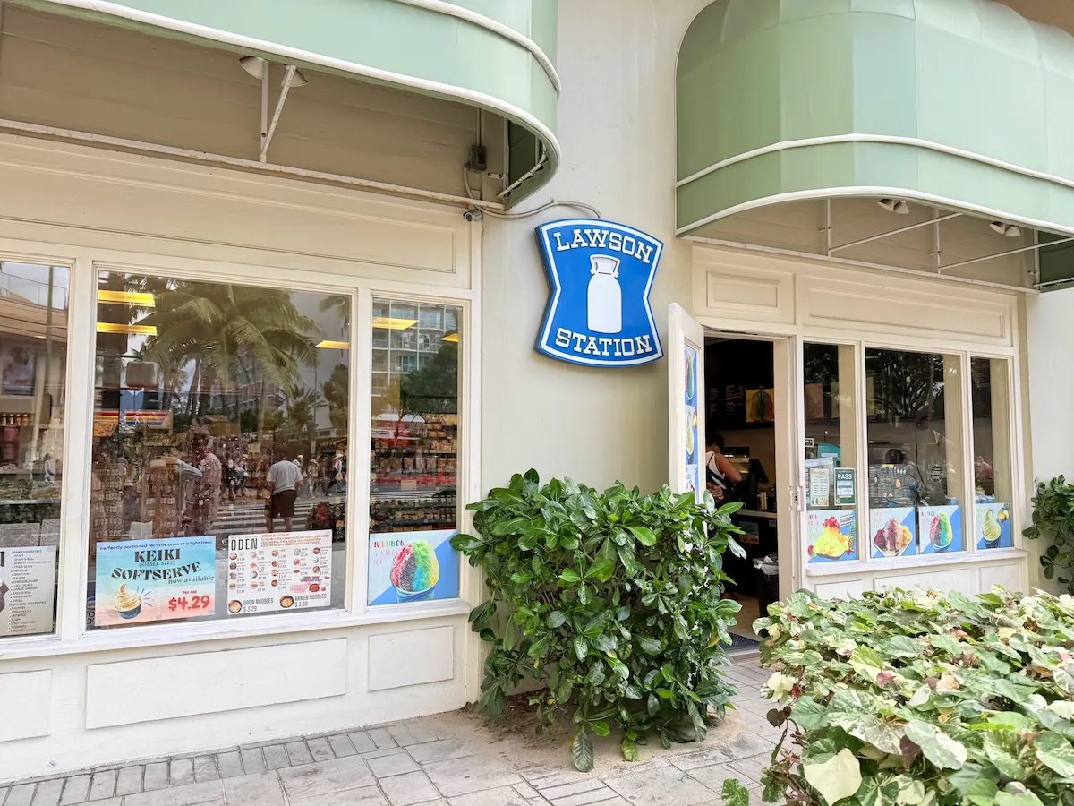 モアナサーフライダーのすぐそばにあるローソン