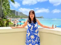 モアナサーフライダーの中庭で映えまくる６０代ままリン編集長
