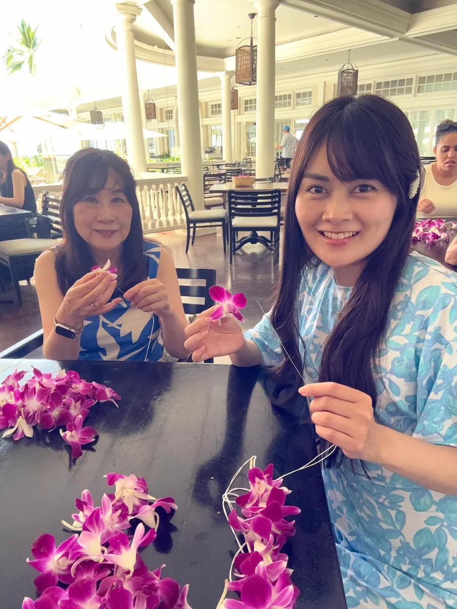 モアナサーフライダーでレイ作り