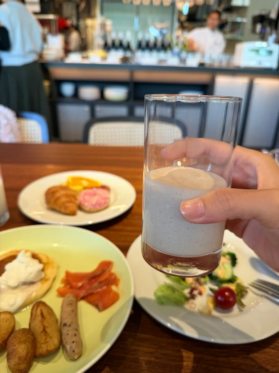 ハワイアンカフェ&レストラン「Merengue(メレンゲ)」朝食ビュッフェのバナナ豆乳シェイク