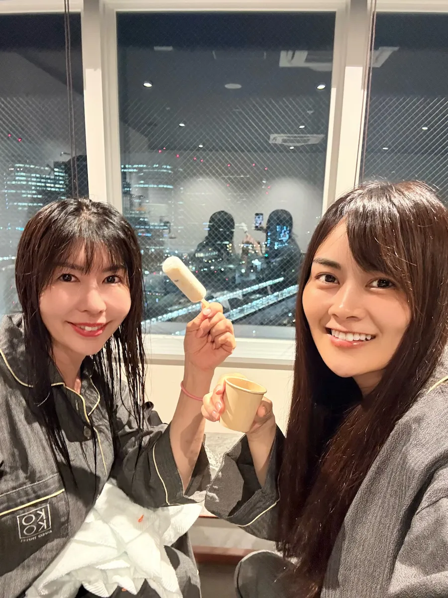 湯上りにアイスキャンディーとオレンジジュースを飲む