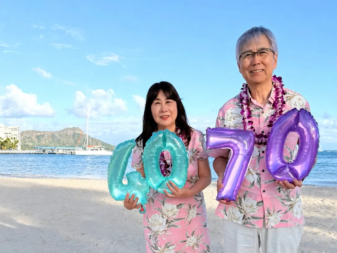 ヒルトンハワイアンビレッジのビーチエリアで結婚４０周年記念写真