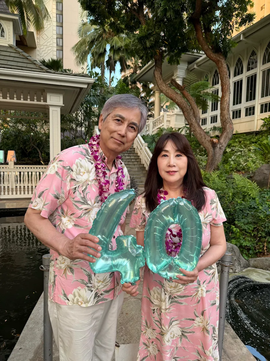 ヒルトンハワイアンビレッジのビーチエリアで結婚４０周年記念写真（ヒルトンハワイアンビレッジのチェペル前）