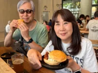 ハワイ・ピコキッチンのハッピーアワーでハンバーガーとビール
