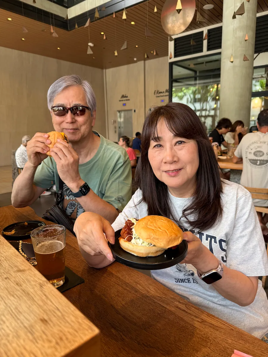 ハワイ・ピコキッチンのハッピーアワーでハンバーガーとビール