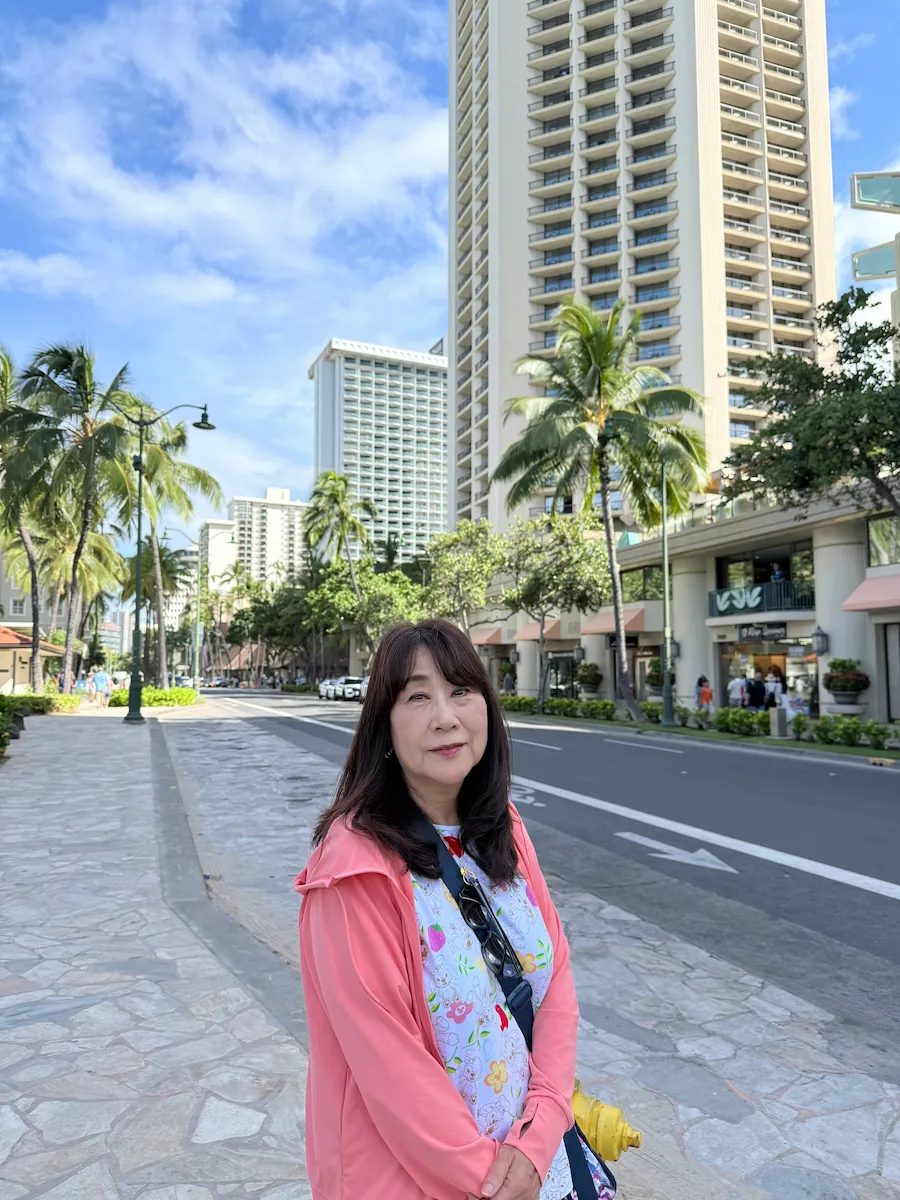 デュークハナモク像前