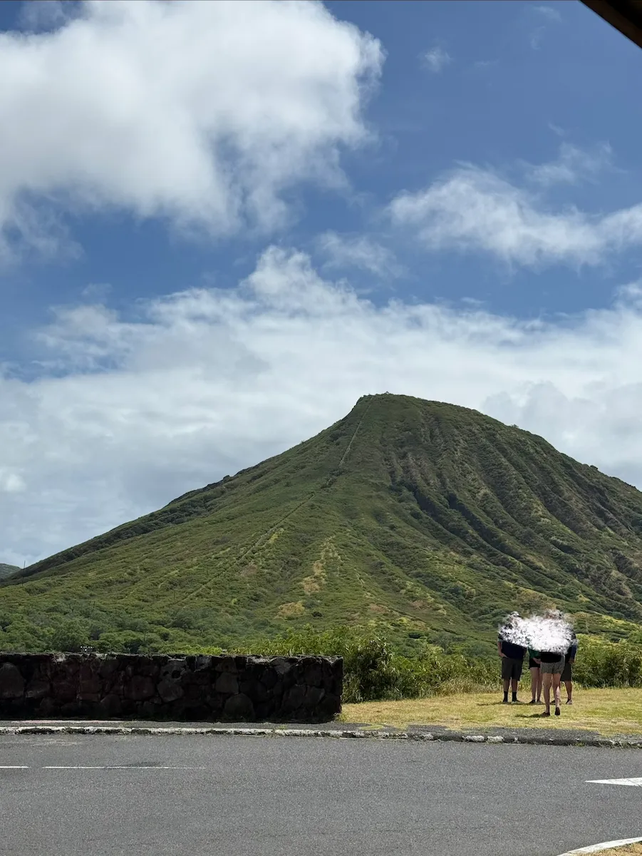 ワイキキトロリーブルーラインから見えるココヘッド（山）の景色