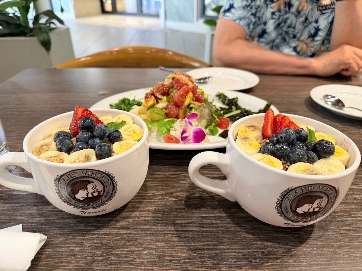 ハワイ・アイランドビンテージコーヒーでアサイーボウルとポキ丼