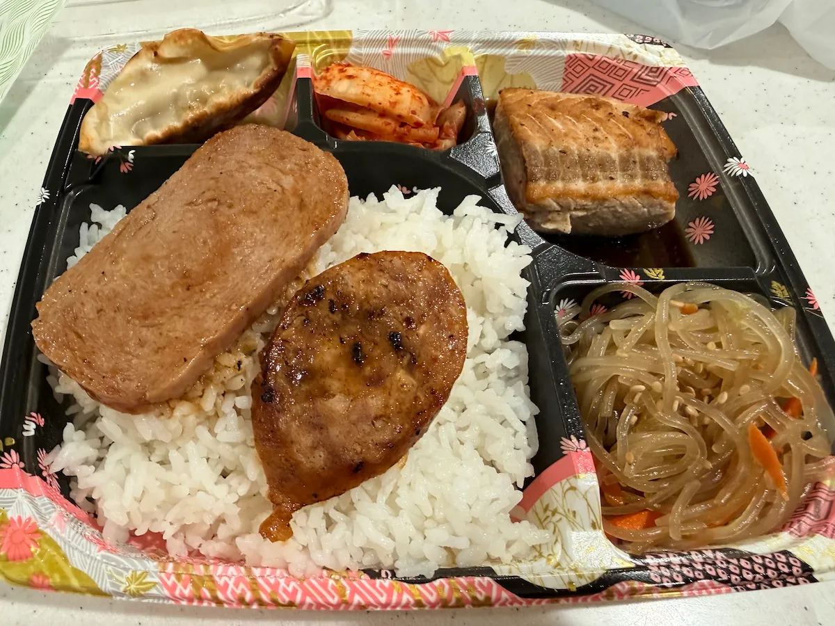 アラモアナセンターのフードコートにあるMannaMyon Korean Grillのお弁当
