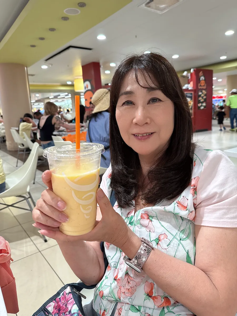 アラモアナセンターのフードコートにあるJamba Juiceで購入したリリコイマンゴーライチ