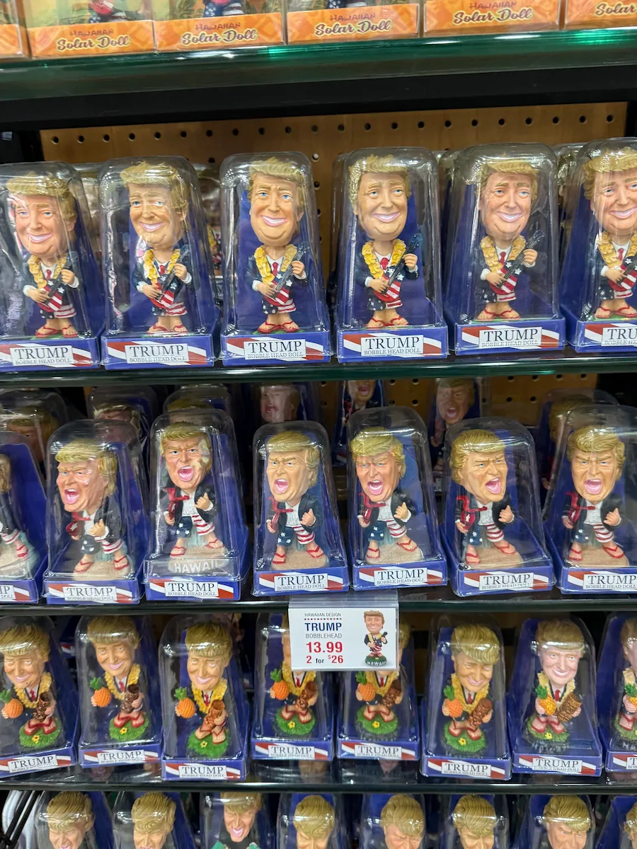ワイキキHAWAIIAN CASUALSで売ってるトランプ大統領のボブルヘッド