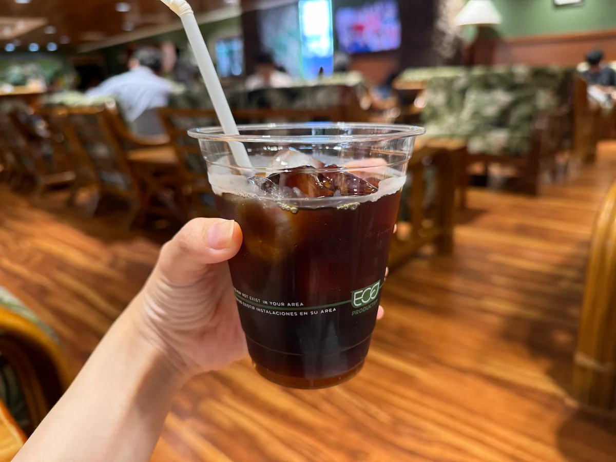 プライオリティパスで入れるI.A.S.S Hawaii Loungeでアイスコーヒー