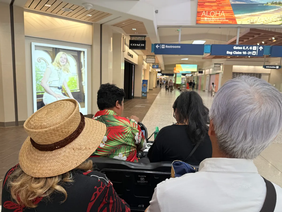 ハワイ空港でゴーカートでみんなでワイワイ