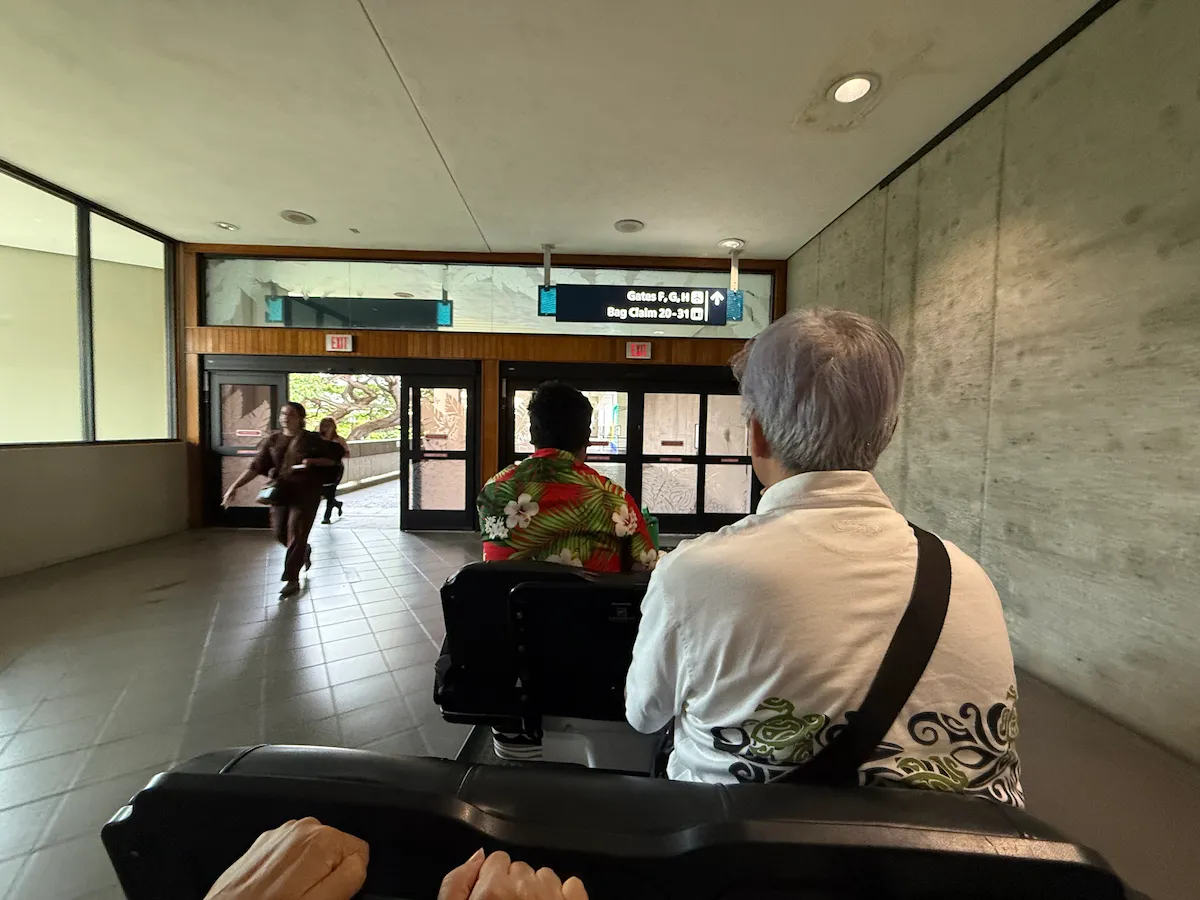ハワイ空港でゴーカートに乗る