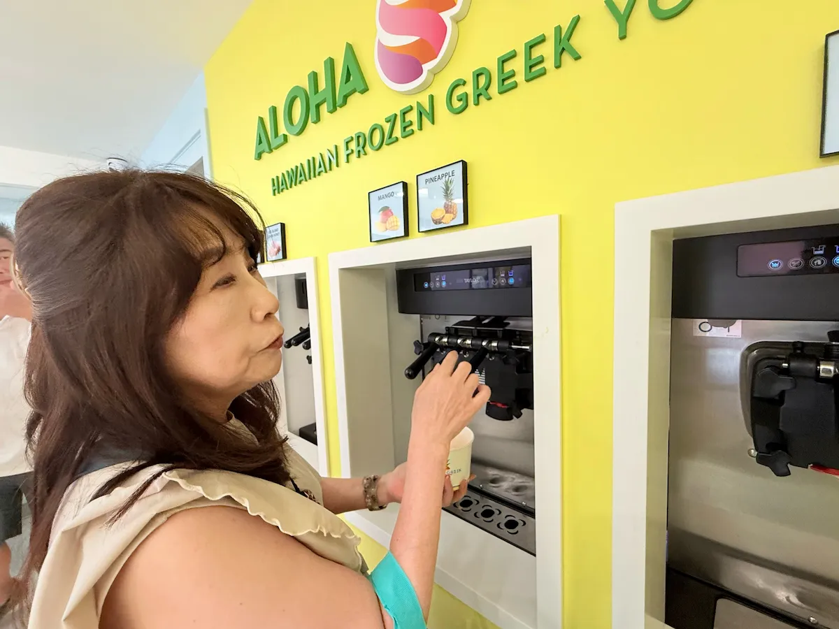 ハワイALOHA GREEKでヨーグルトアイスを選ぶ
