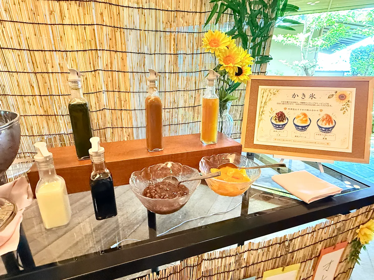 かき氷のシロップとトッピング