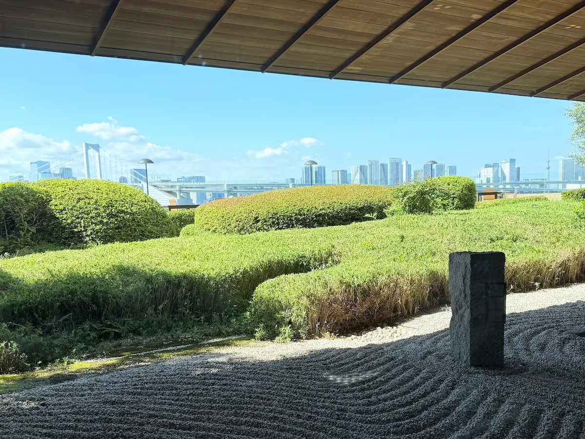 ヒルトン東京お台場日本料理「さくら」の庭園から見えるレインボーブリッジとスカイツリー