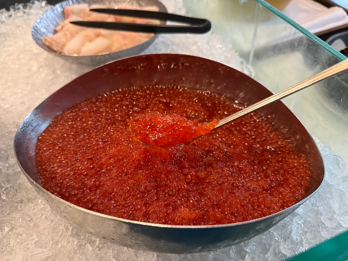 グランドニッコー東京台場ディナービュッフェ「北海道フェア」勝手丼にかけるいくら