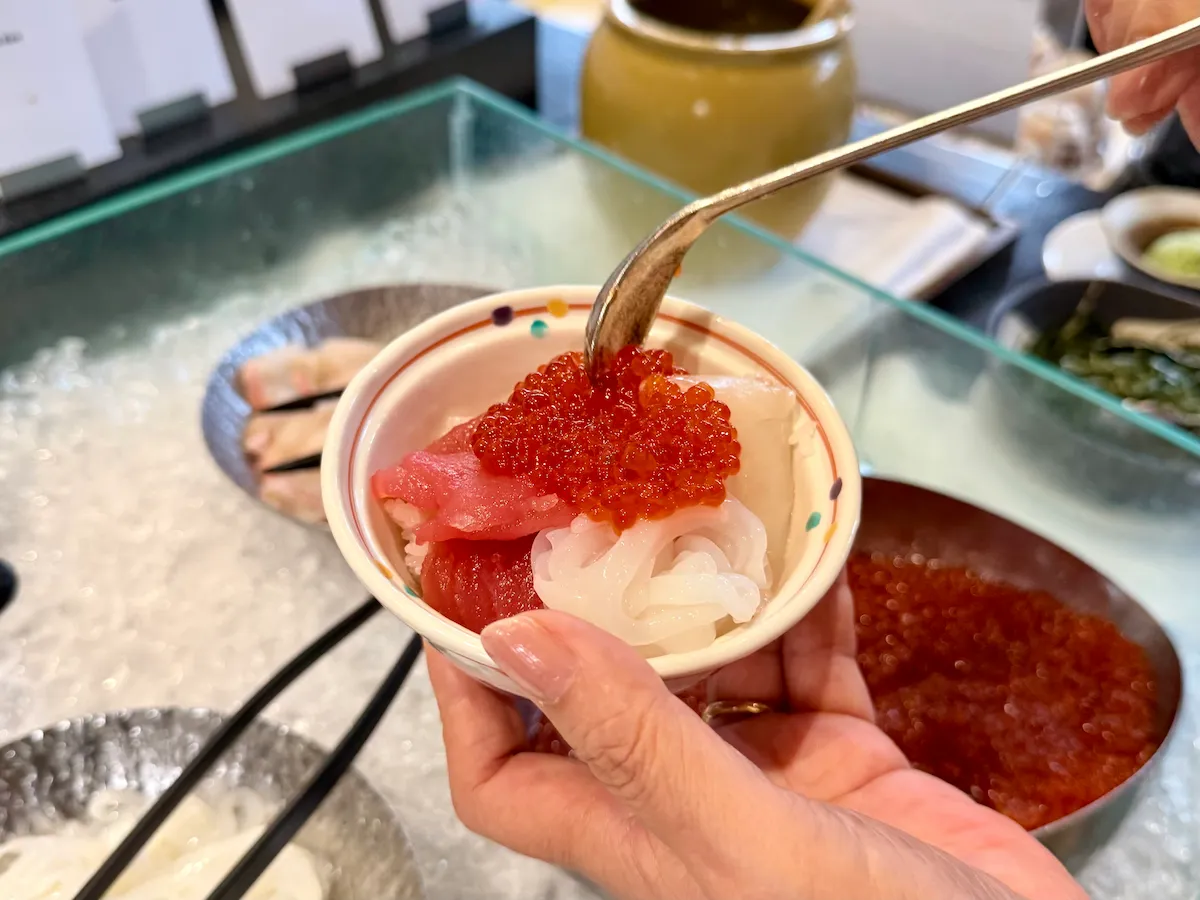 ディナービュッフェ「北海道フェア」の釧路名物「勝手丼」にイクラをかける様子