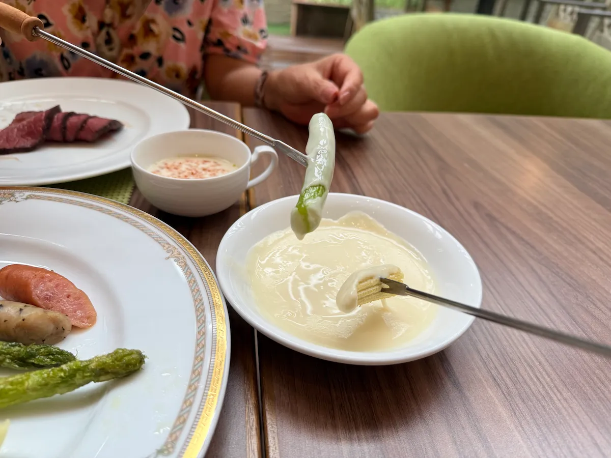 北海道産野菜のチーズフォンデュ。チーズを沢山つけた