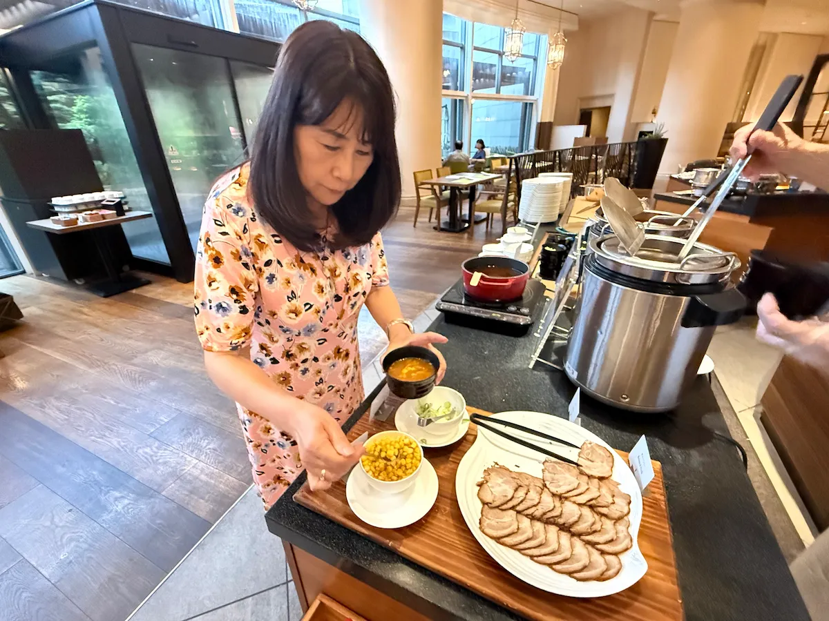 グランドニッコー東京台場ディナービュッフェ「北海道フェア」北海道産殻付きホタテの浜焼きスタイル バター醤油の香り