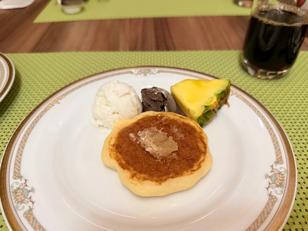 ディナービュッフェでパンケーキと蜂蜜。アイスクリームとフルーツを添えて