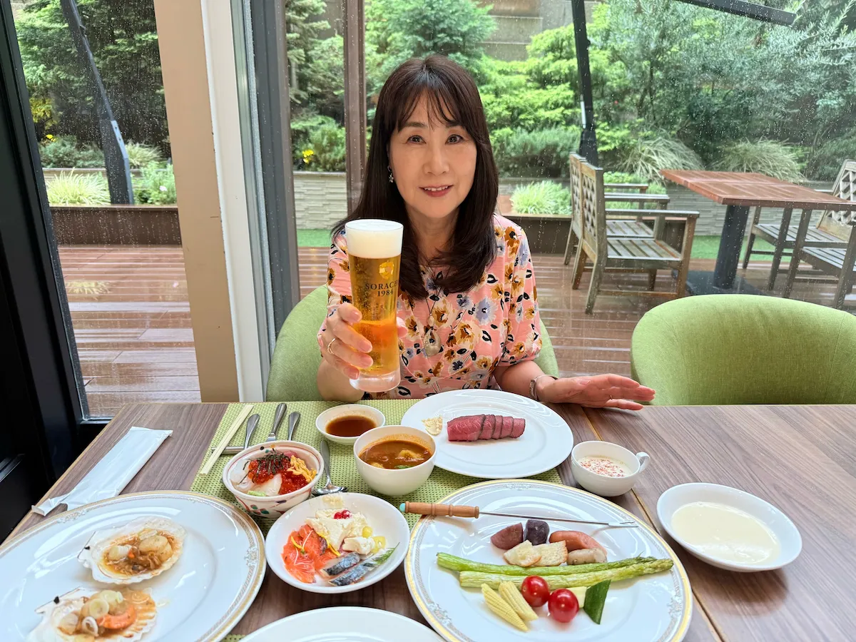 グランドニッコー東京台場「北海道フェア」でSORACHI 1984ビールを楽しむ60代編集長ままリン