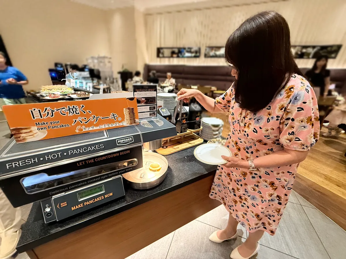 ディナービュッフェで自分で焼くパンケーキ