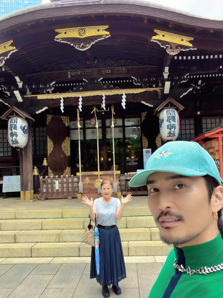 神社で参拝する榊󠄀原清一さんとお母さま