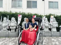 人力車に乗る榊原さんとお母さま２