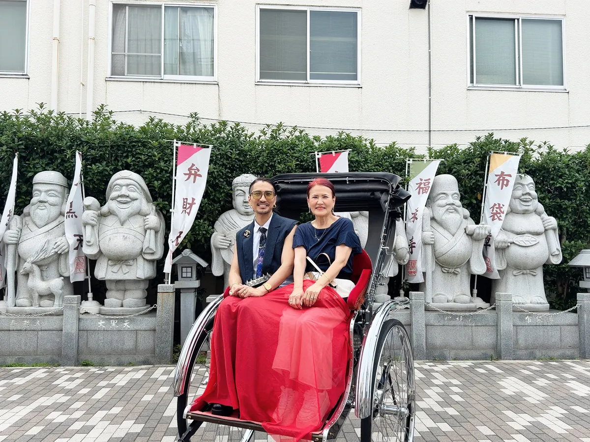 人力車に乗る榊原さんとお母さま２
