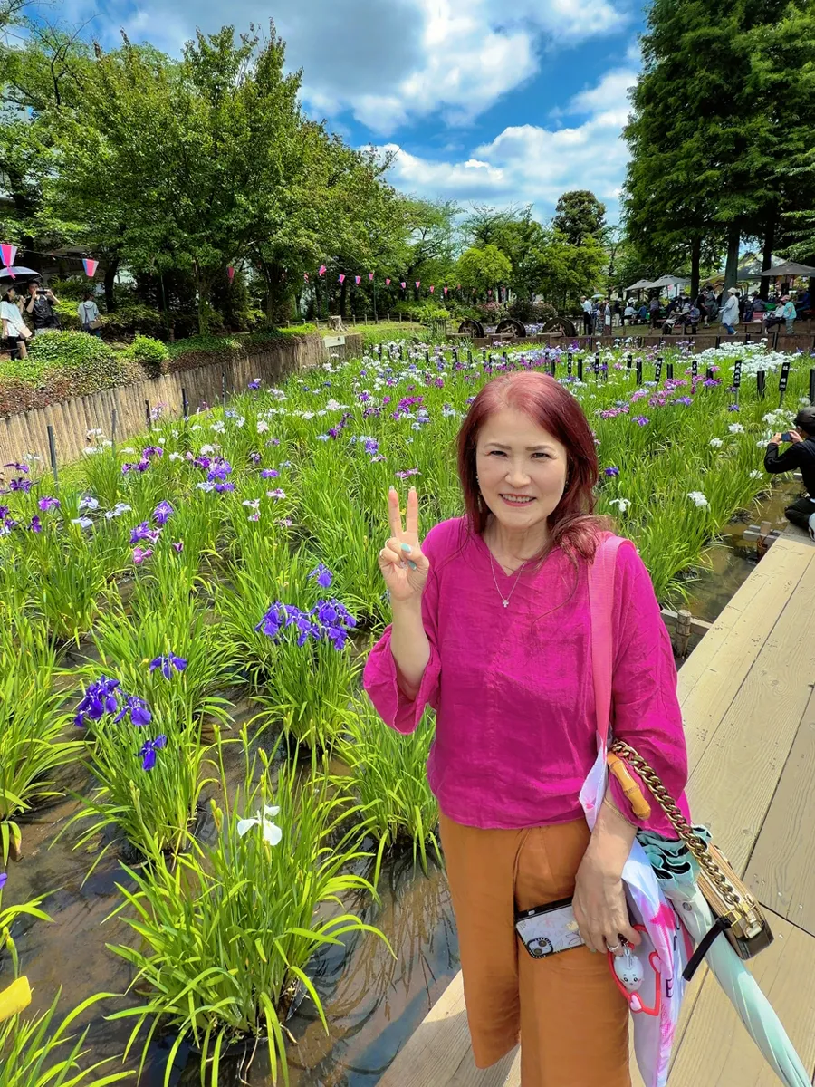 公園でお花を見る榊󠄀原さんのお母様