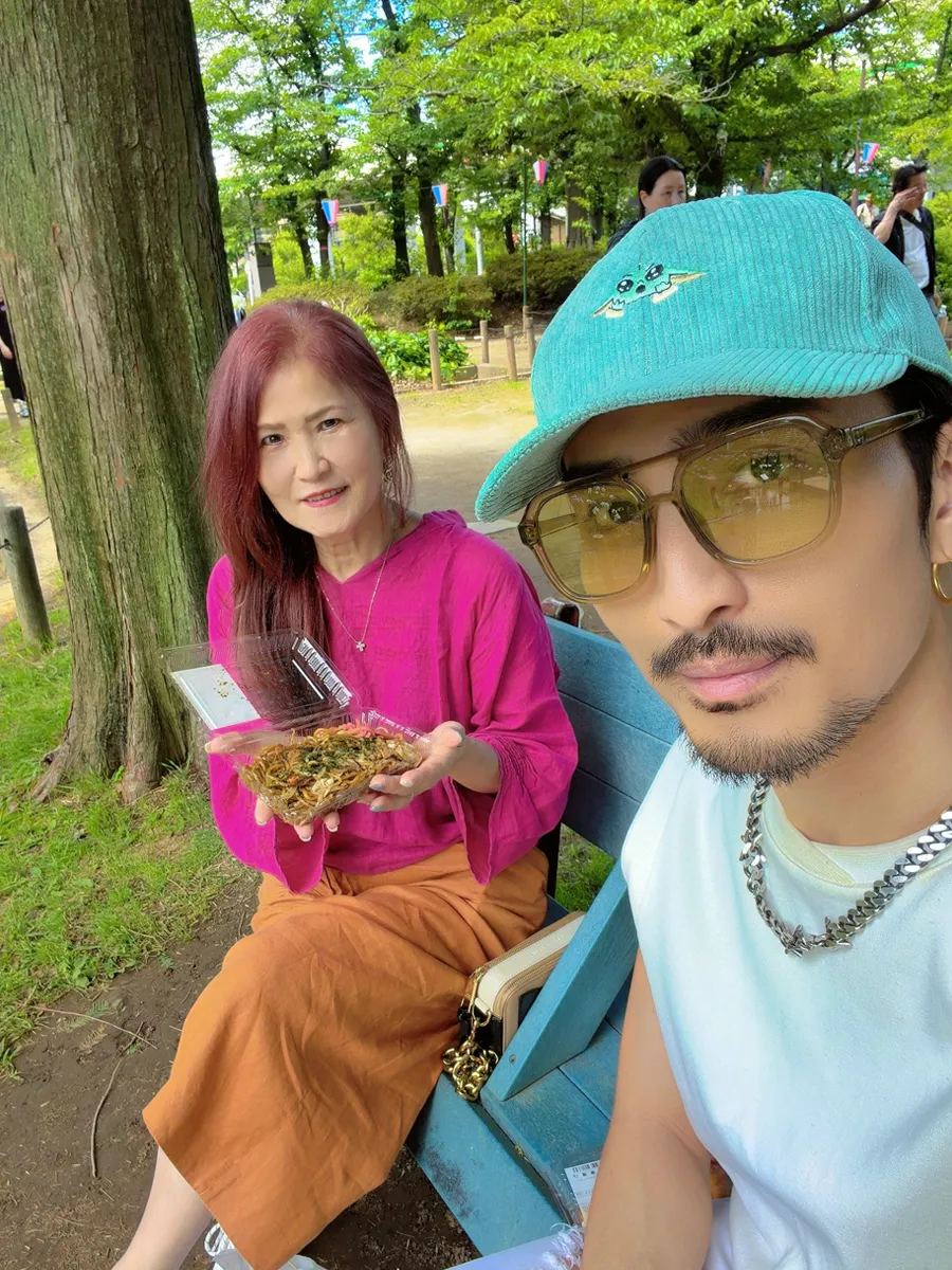 公園で食事をする榊󠄀原さんとお母さま