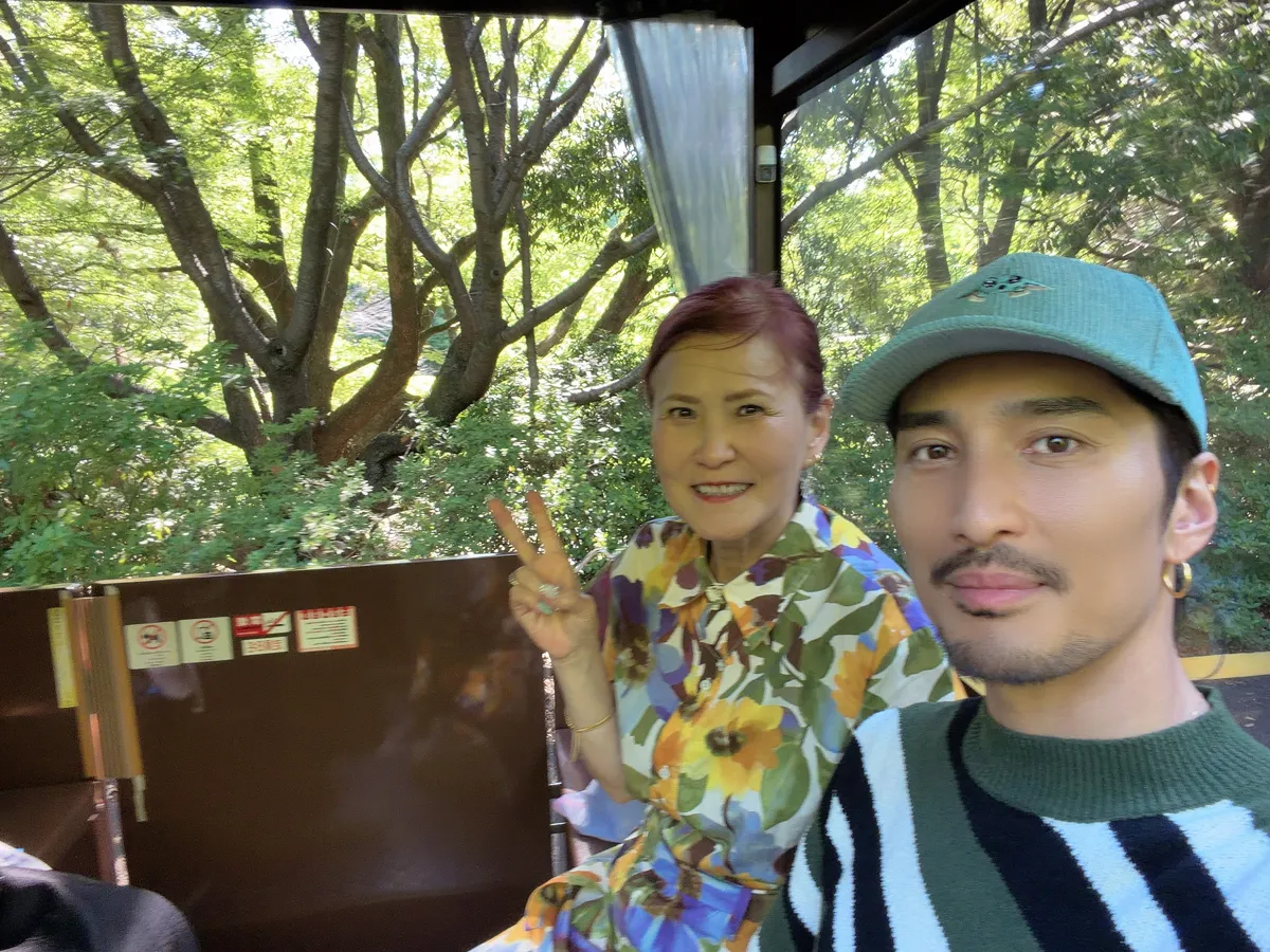 乗り物に乗る榊󠄀原さんとお母さま