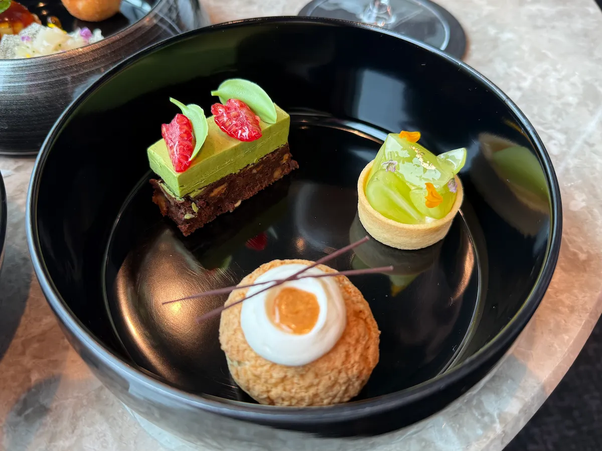 ペニンシュラ東京 Peterバー ミニアフタヌーンティー スイーツ 抹茶ケーキ マスカットタルト シュークリーム