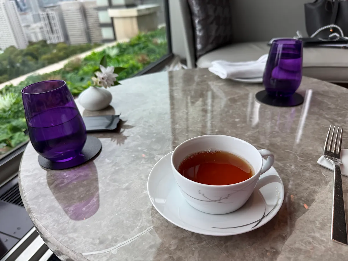 ペニンシュラ東京 Peterバー 紅茶 フリーフロー 窓からの緑の眺め
