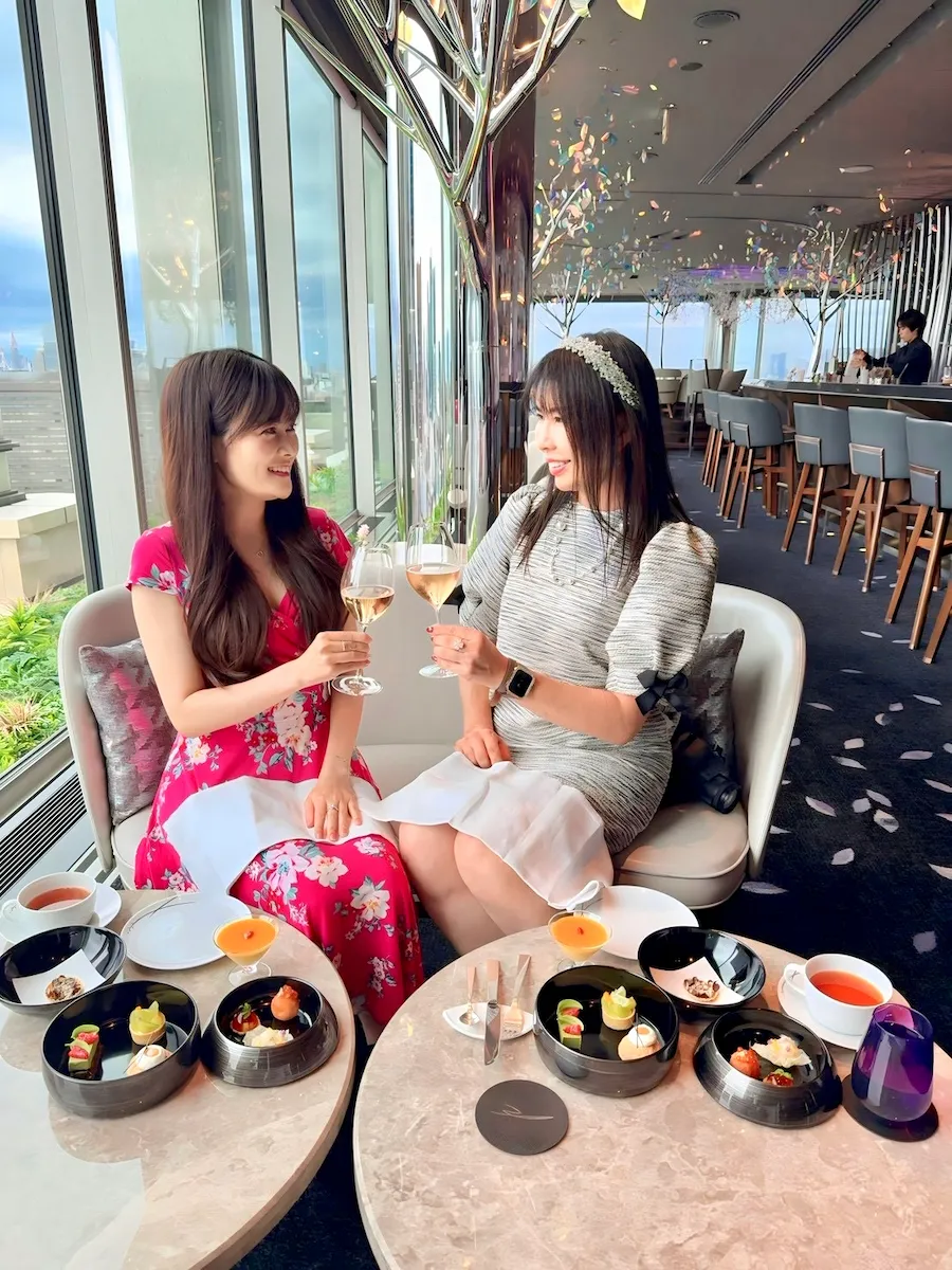 ペニンシュラ東京 Peterバー 友人と乾杯 シャンパン