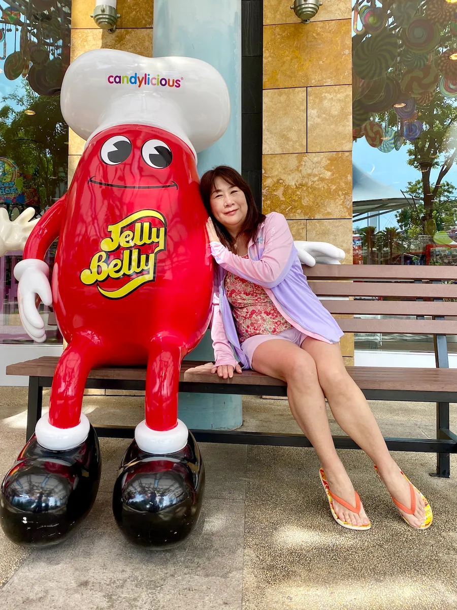 モノレールの駅からアドベンチャーコーブまでの道にあるCandylicious（キャンディリシャス）