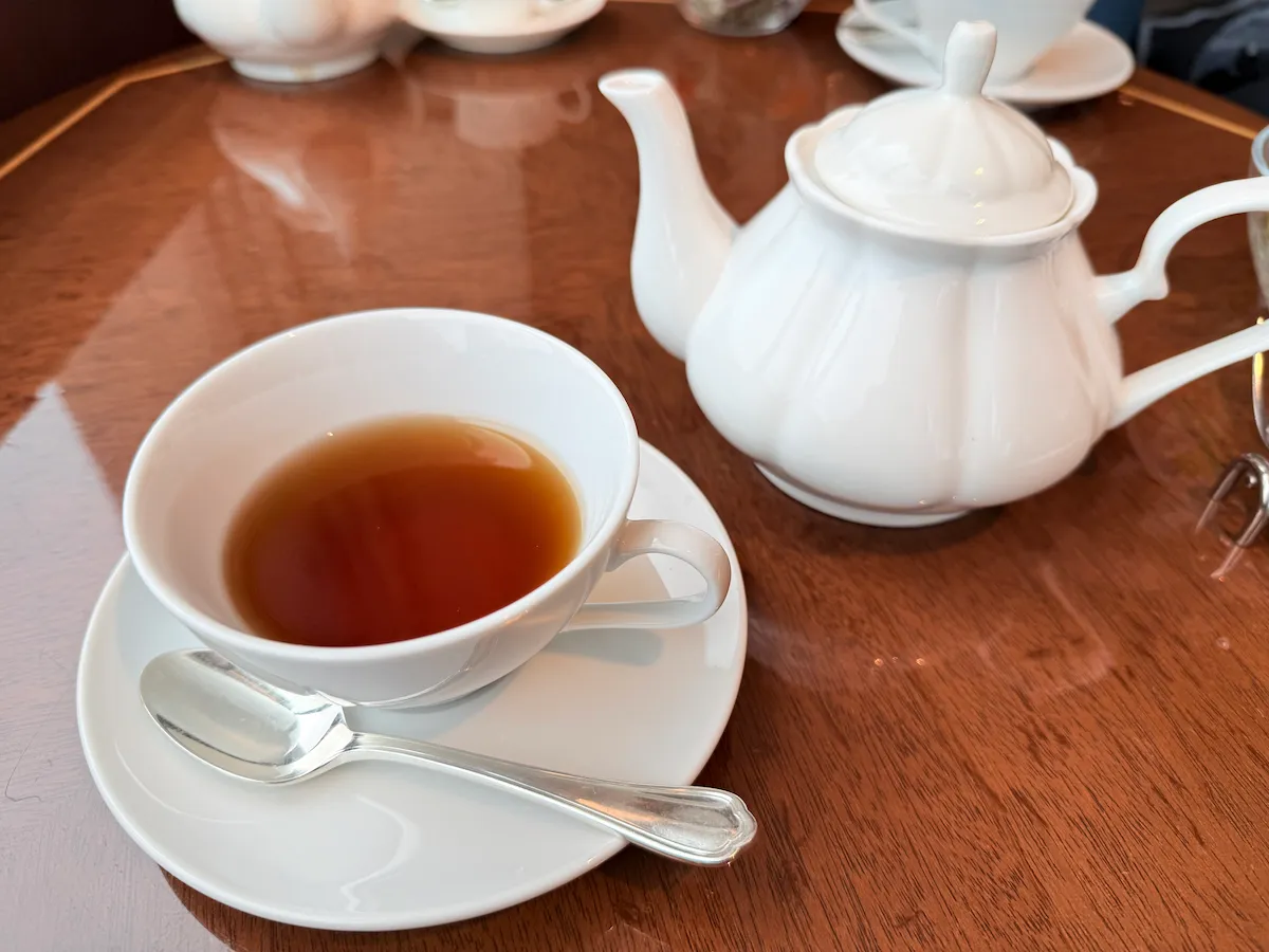 ホテルニューオータニ幕張 アフタヌーンティー 紅茶をティーポットで