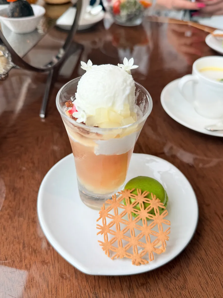 ホテルニューオータニ幕張 アフタヌーンティー ピーチパフェ ピスタチオマカロン付