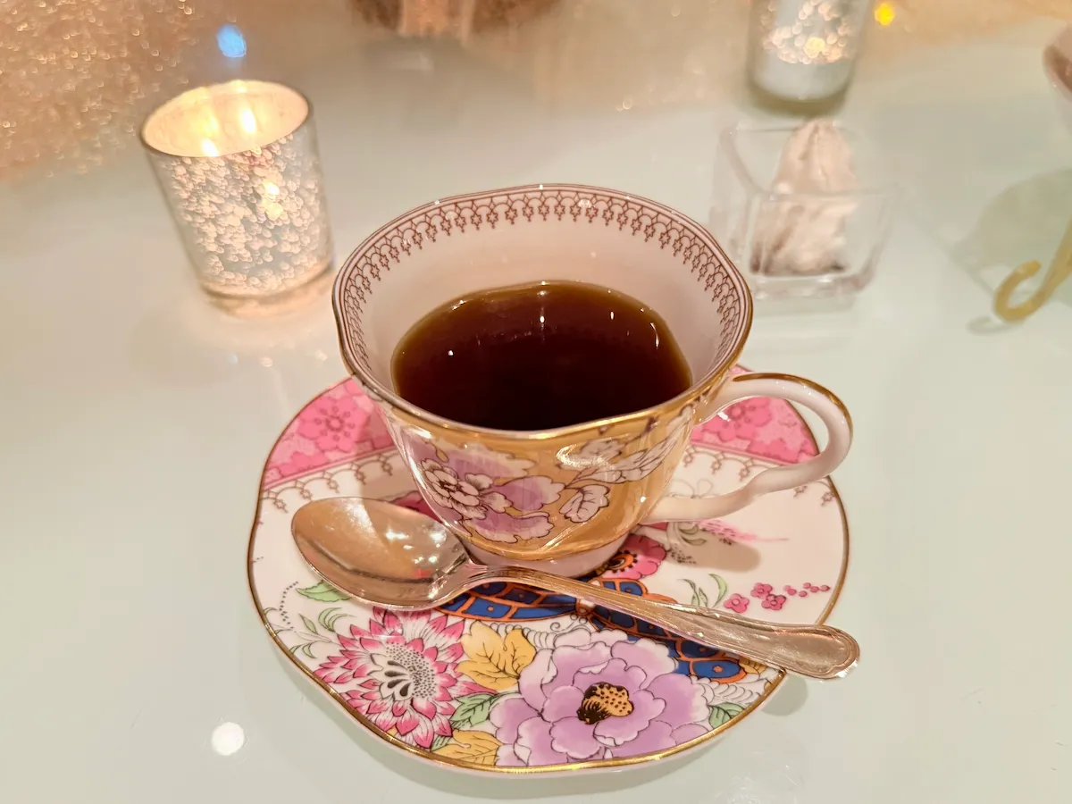 ピンクのティーカップのBacha Coffee
