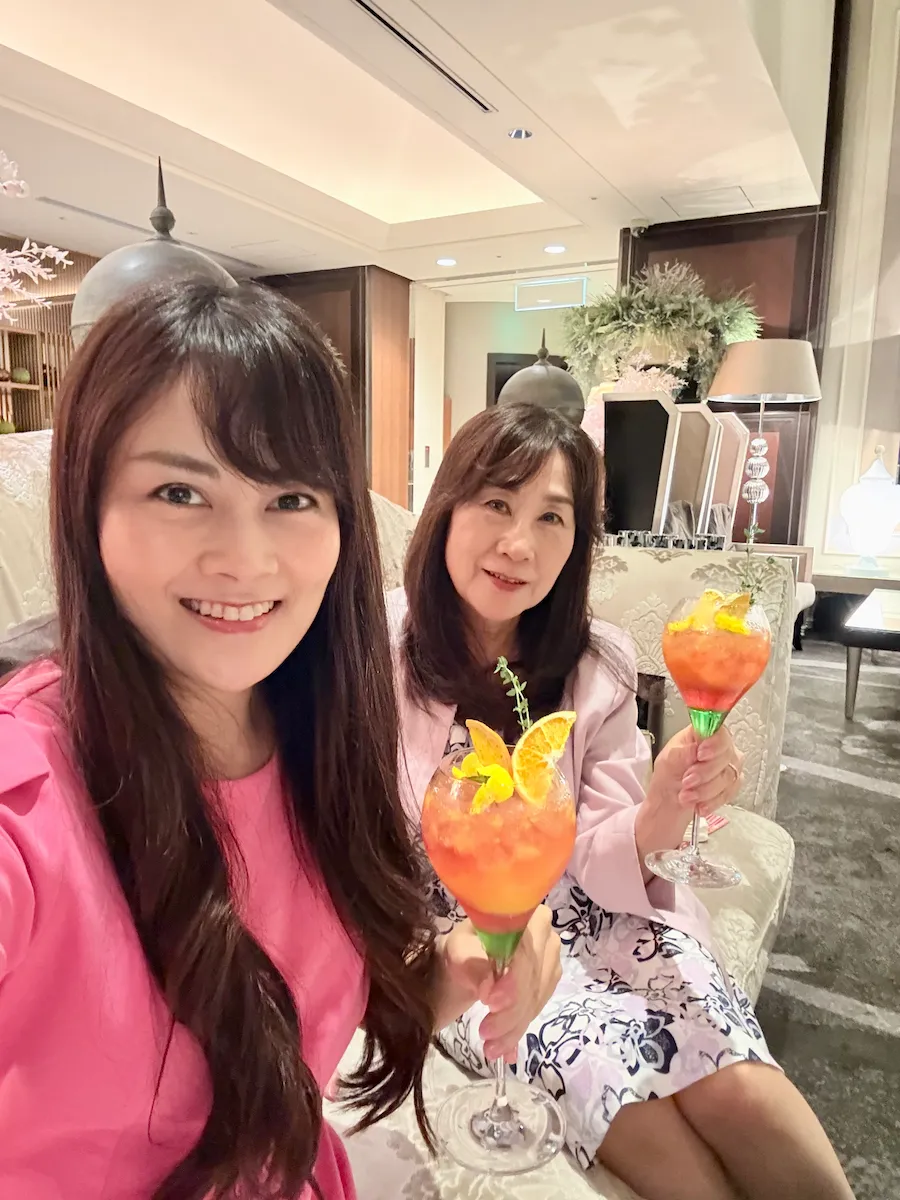 母娘でアフタヌーンティー。モクテルを持って写真撮影