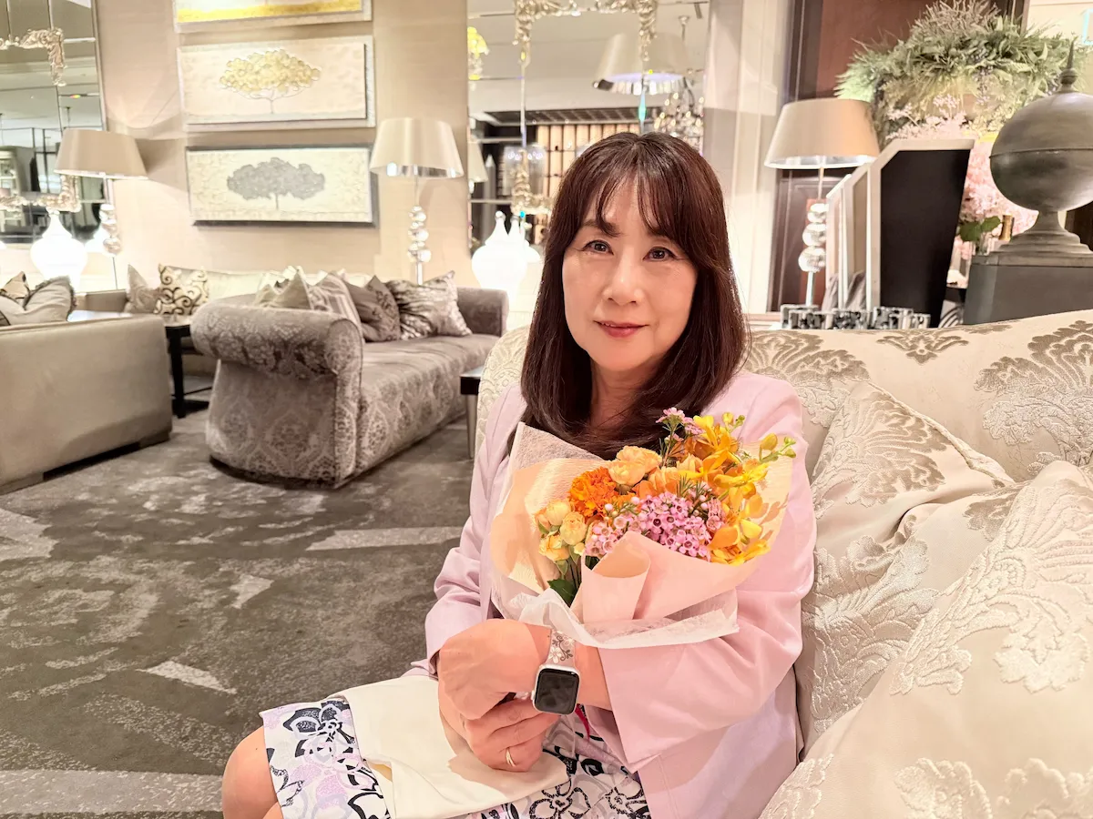 お花のブーケを持つままリン編集長