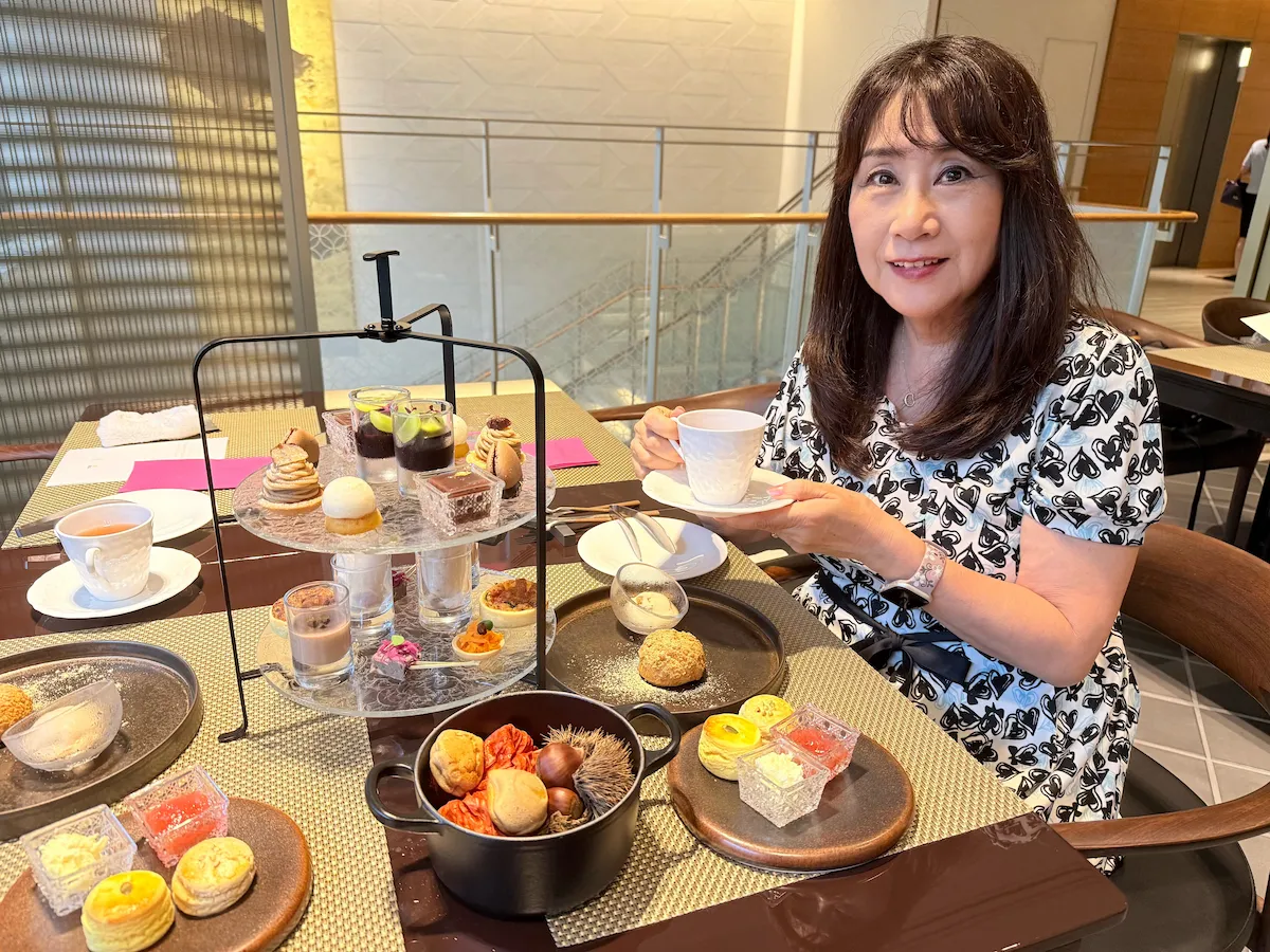 ザ・キタノホテル東京薫り栗のアフタヌーンティーを楽しむままリン編集長