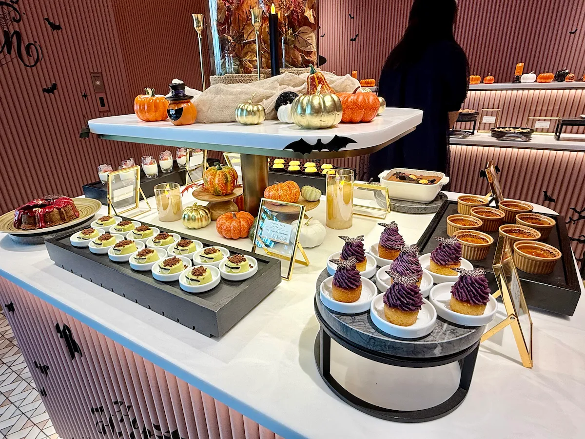 ウェスティン横浜ハロウィンデザートビュッフェのピンクのスイーツ台