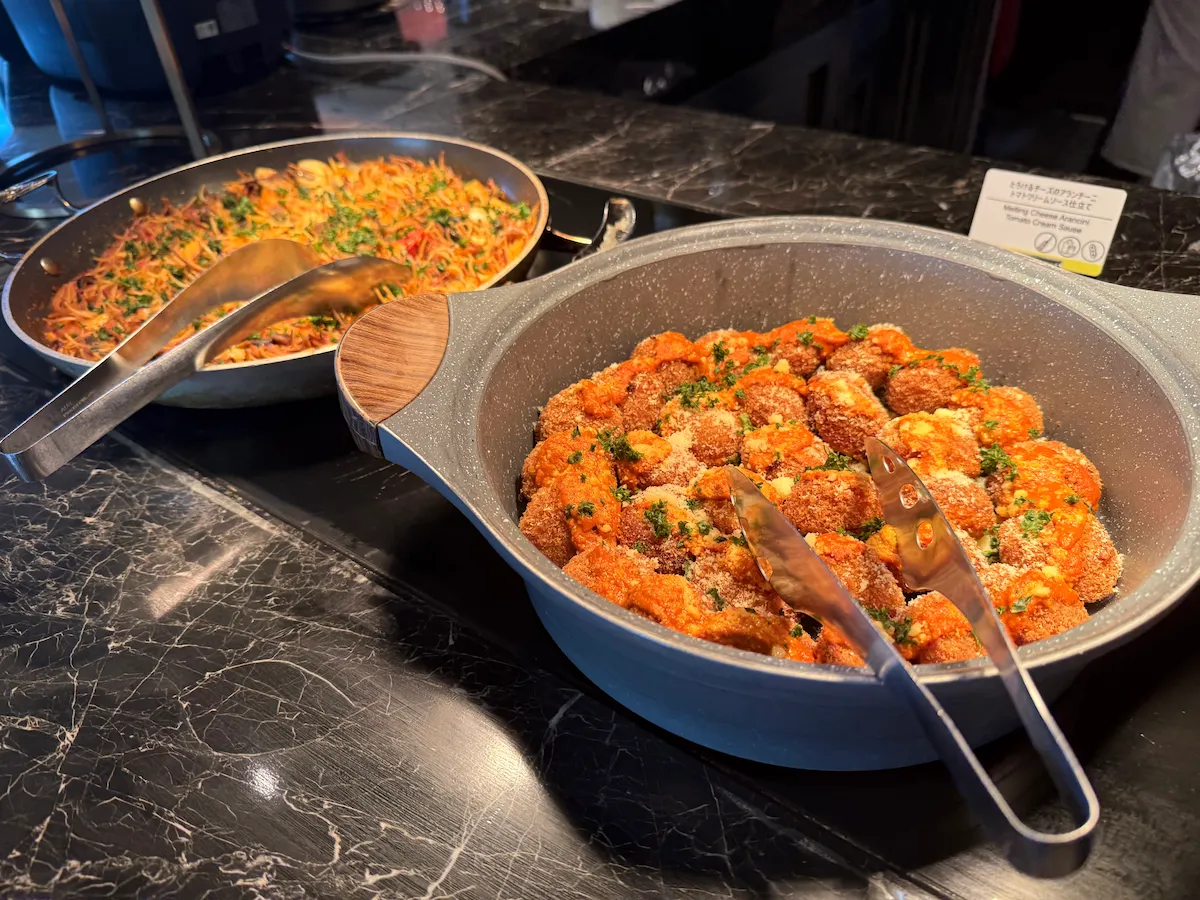 ウェスティン横浜とろけるチーズのアランチーニトマトクリームソース仕立て